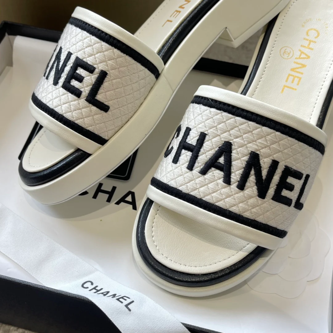 Новинка сезона весна/лето 2023 от Chanel - Плетеные тапочки - Белые - 1