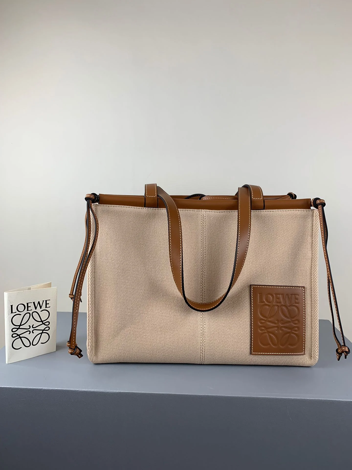 Сумка-тоут Loewe с подушкой - кожа абрикосово-коричневого цвета