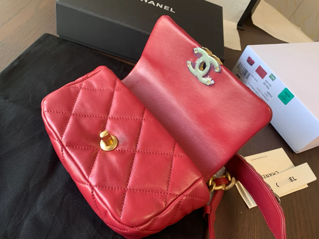 Поясная сумка Chanel из серии 19bag - красная.