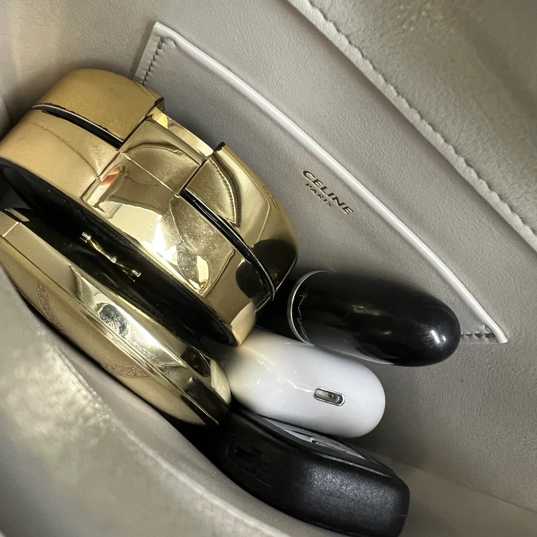 Миниатюрная кожаная сумка-ведро Celine Triomphe - белая