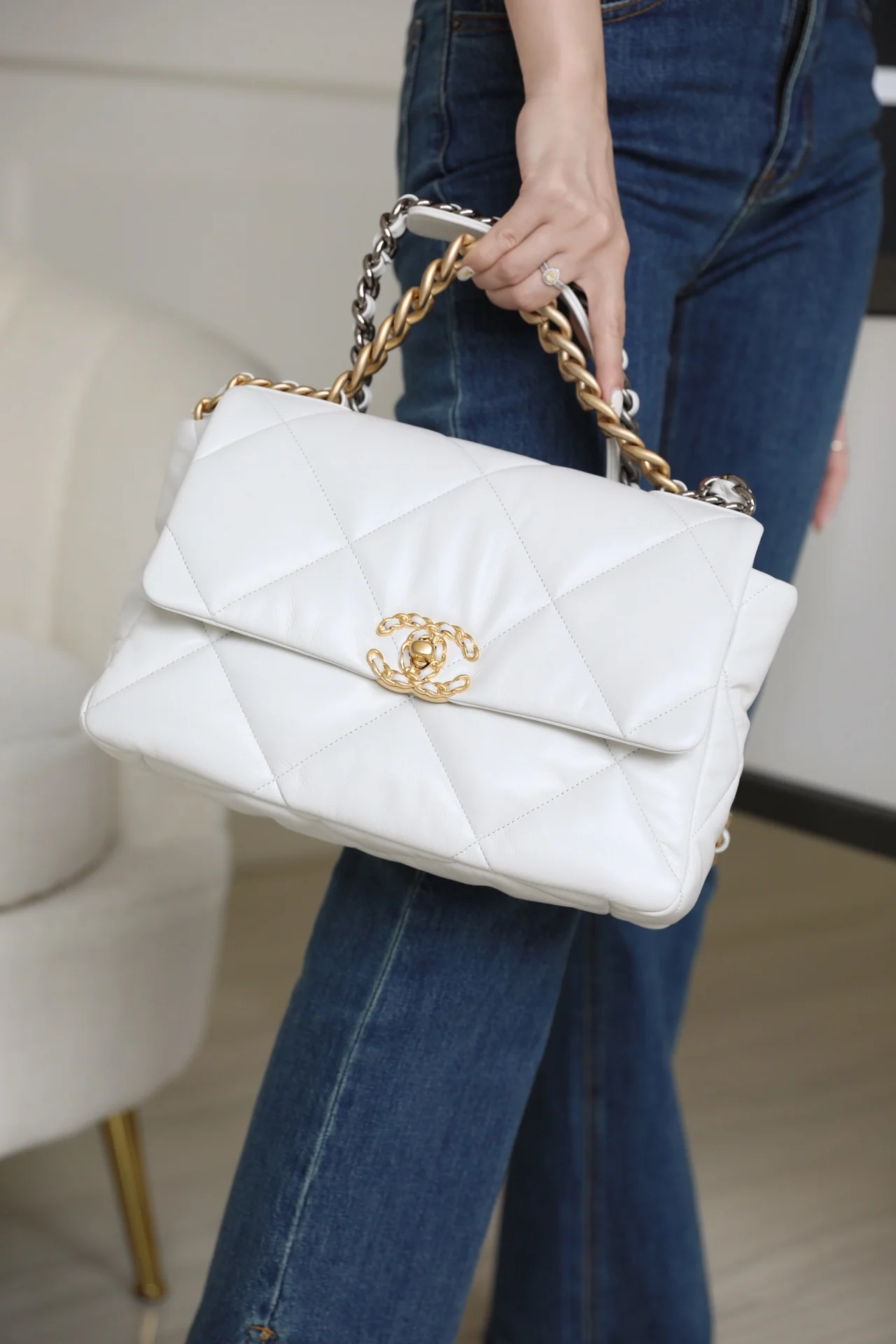 Сумка Chanel 19 — средняя, ??белая.