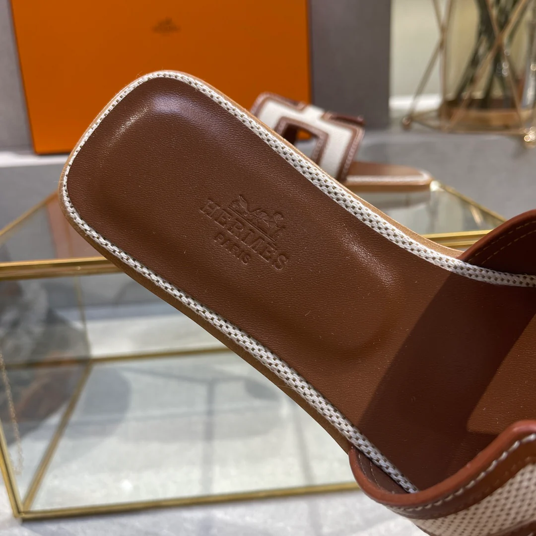 Новинка начала лета 2022 года от Hermes - плоские тапочки H - 1