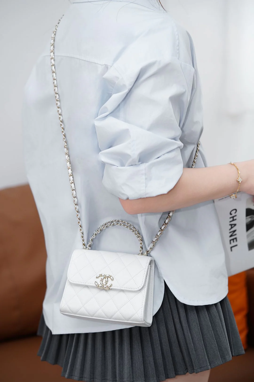 Chanel 25s - С ручкой через плечо????? Lychee - Вертикальный стиль - Белый с золотой пряжкой
