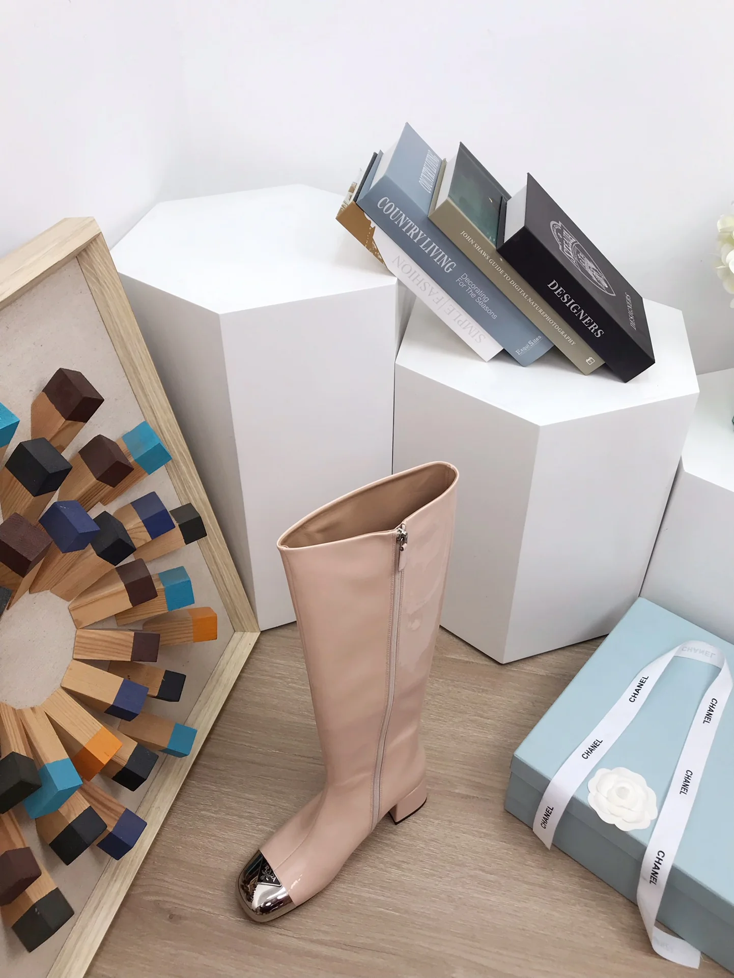 Коллекция Prada 2022 года с подиума - Металлические ботинки с закругленным носком