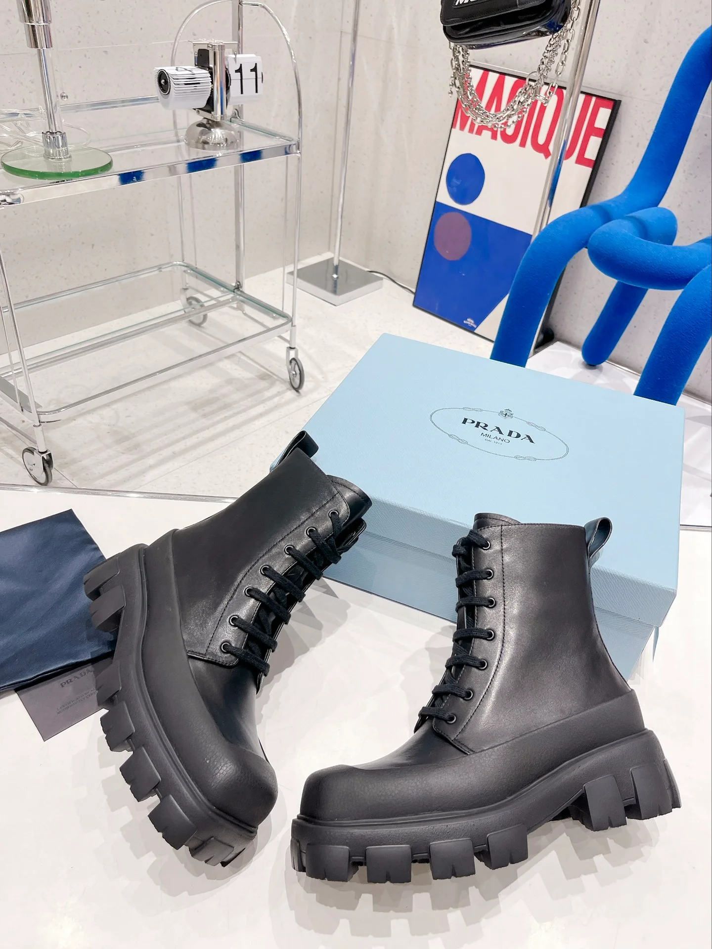Новинка Prada 2022 года - Ботинки Dr. Martens с квадратным носком на платформе