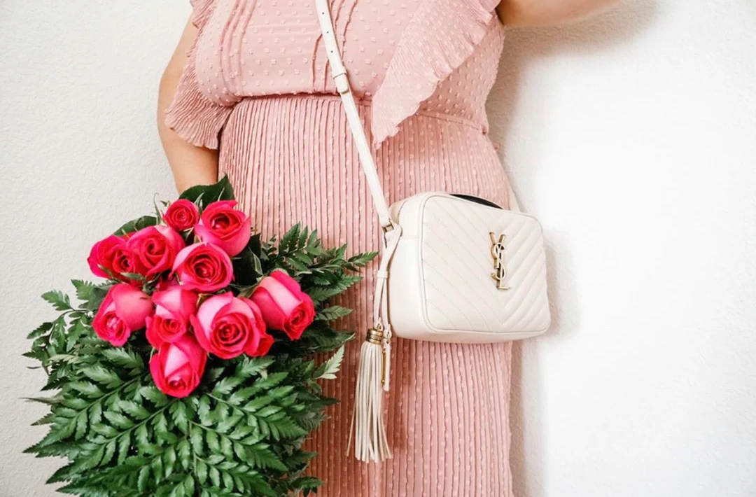 Фотосумка YSL Lou Bag — белая с золотой фурнитурой.