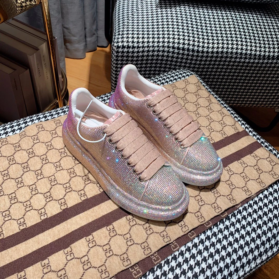 Классические белые кроссовки McQueen - розовые с отделкой из страз.