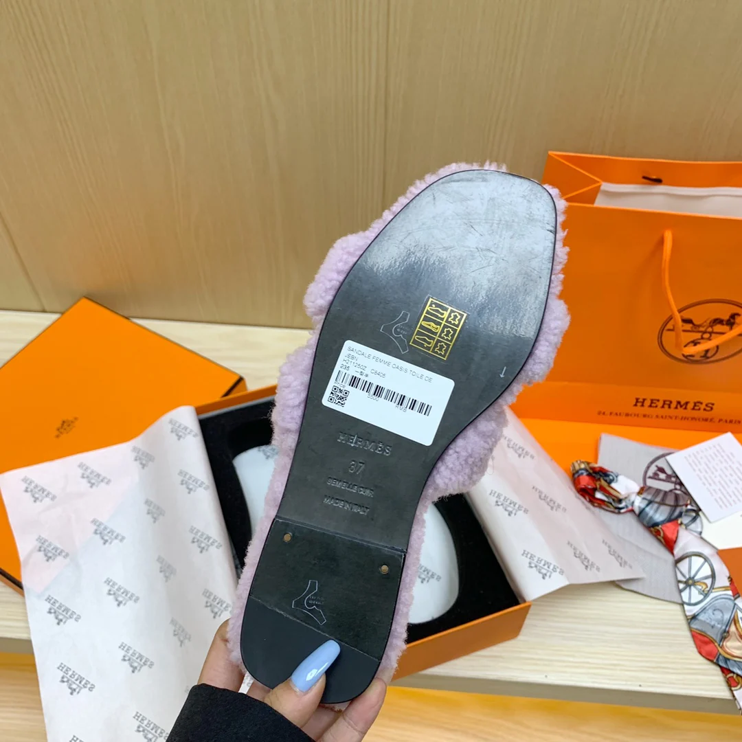 Новинка сезона осень/зима 2022 от Hermes - Меховые тапочки - Фиолетовые