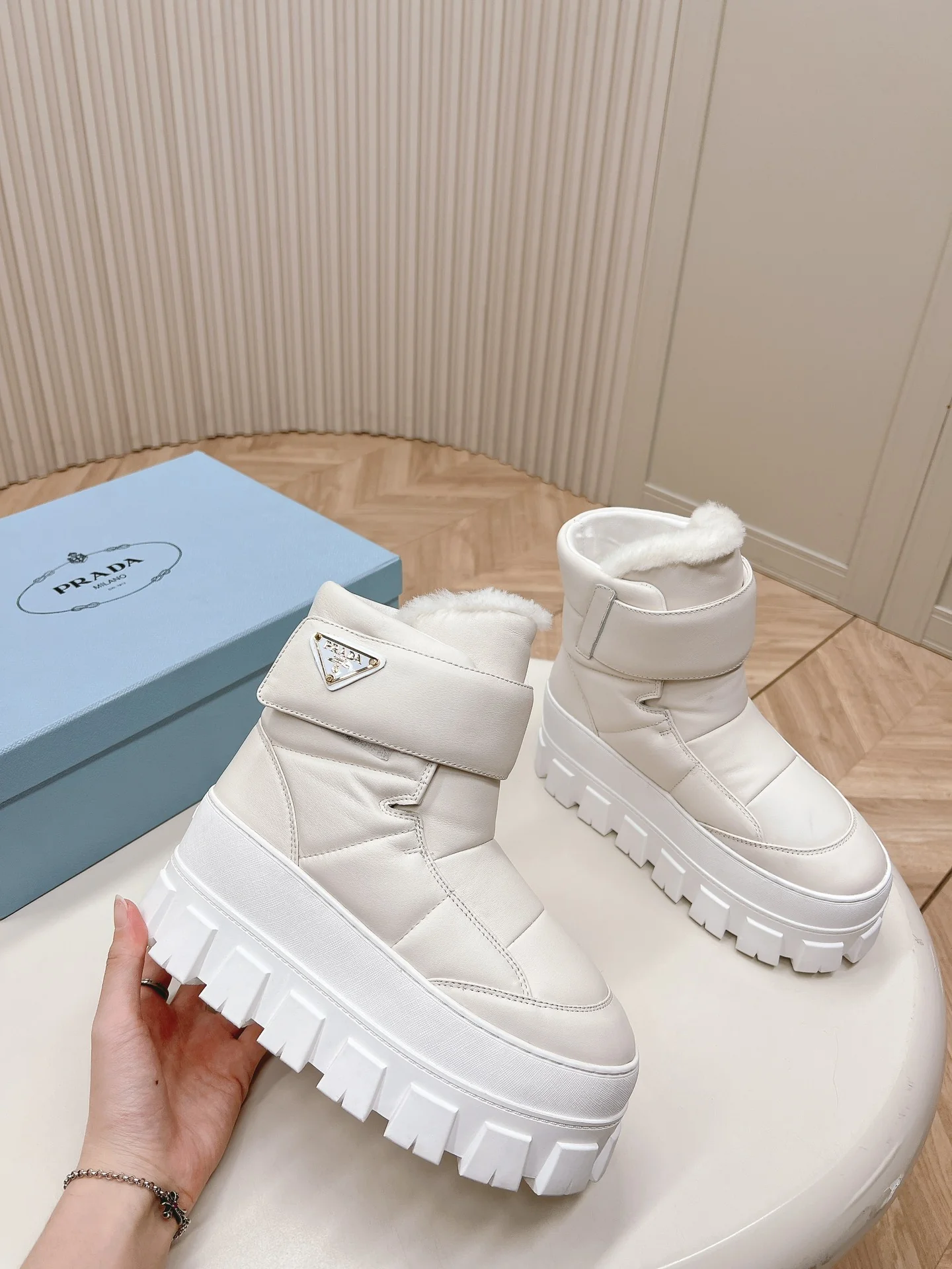 Снежные ботинки Prada 2024 на платформе с застежкой-липучкой - белые