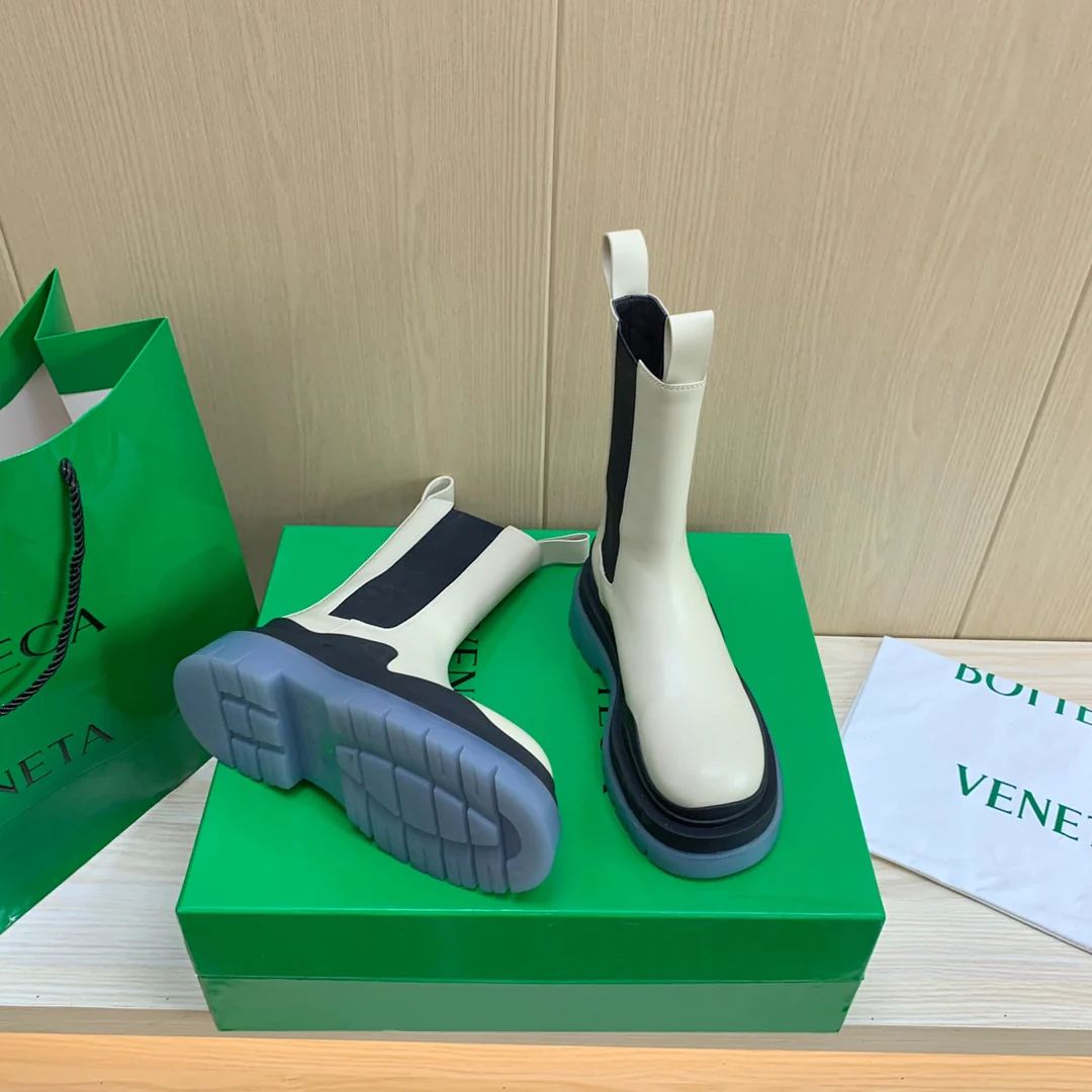 Новые сапоги средней высоты BV-22 из осенне-зимней коллекции - синяя прозрачная подошва.