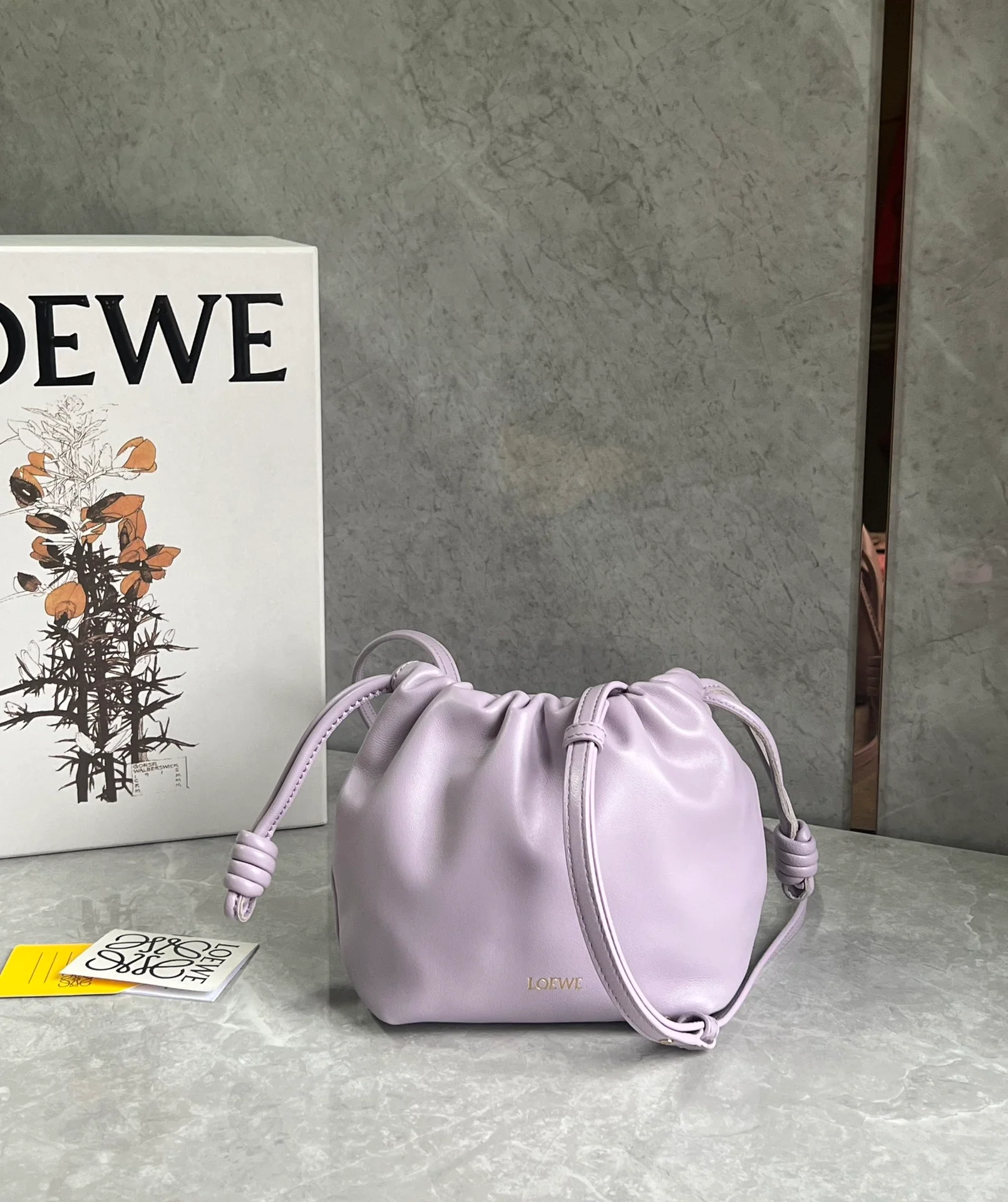 Сумка Loewe Flamenco из овечьей кожи - фиолетовая.