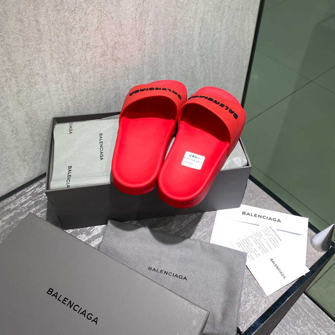 Balenciaga - Красные и черные тапочки