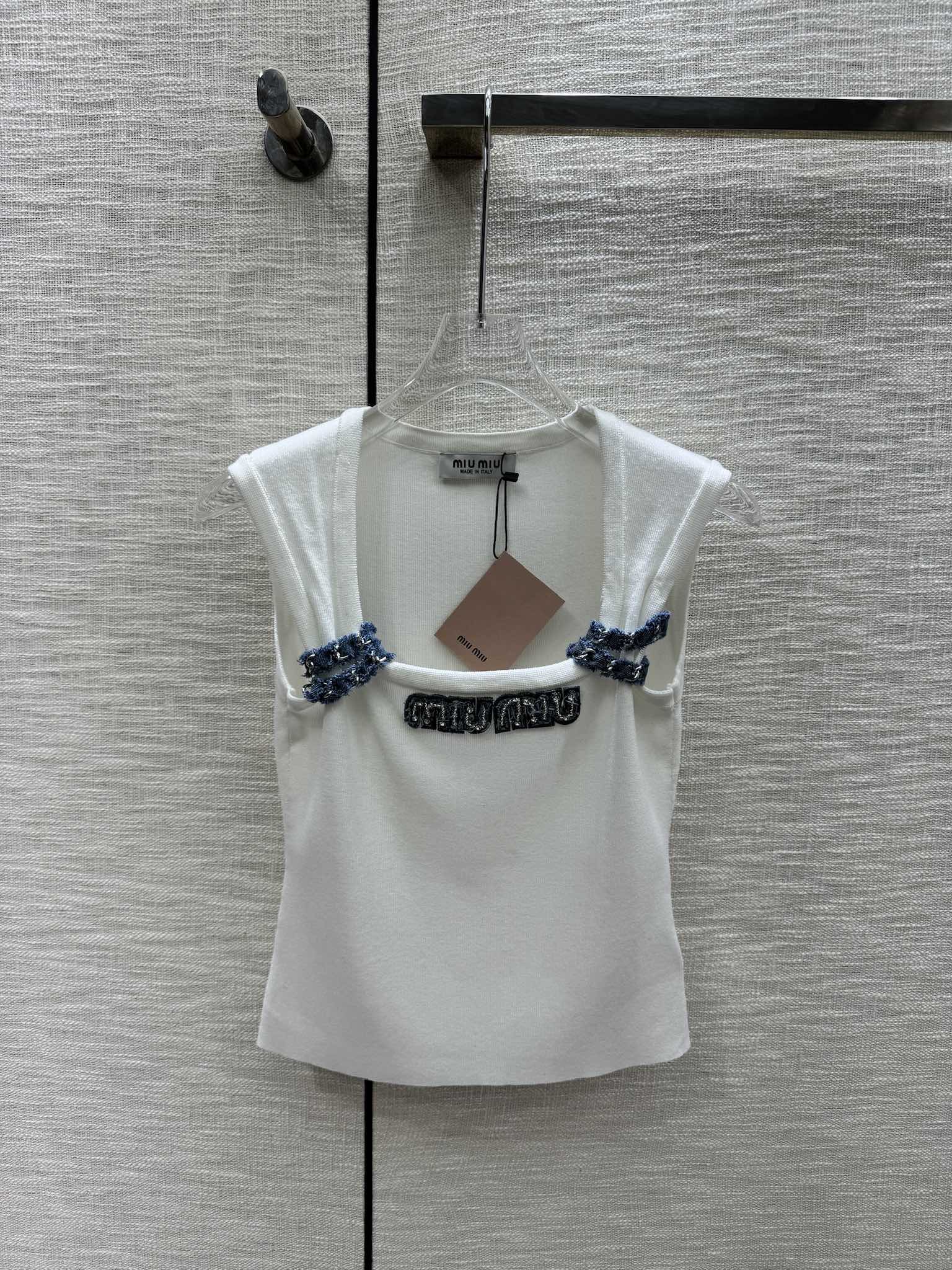 Жилет Miu Miu-2404 из плотной трикотажной ткани с объемной вышивкой бисером, белый.