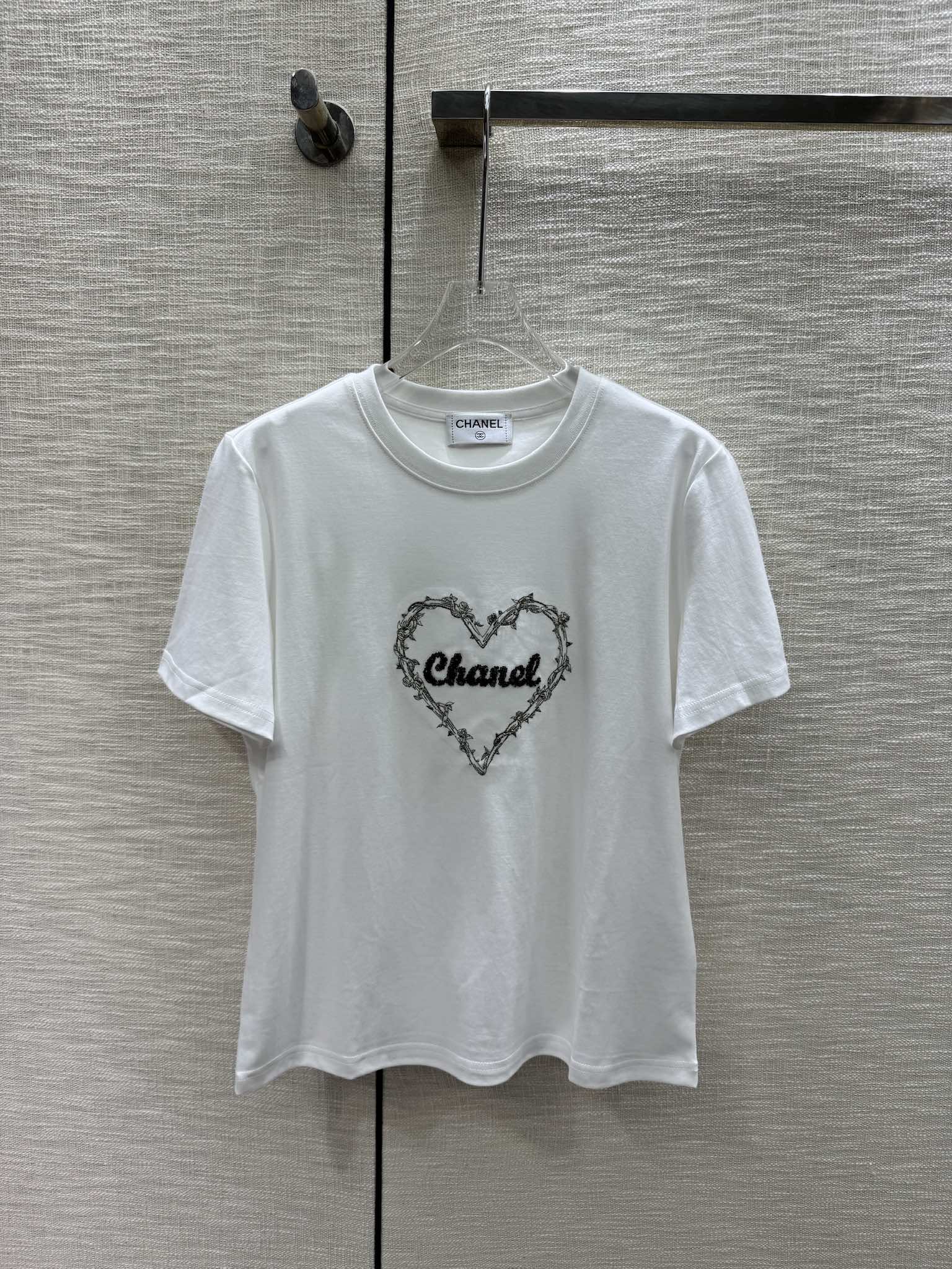 Футболка Chanel 2403 с вышивкой в ??виде сердца и буквы.