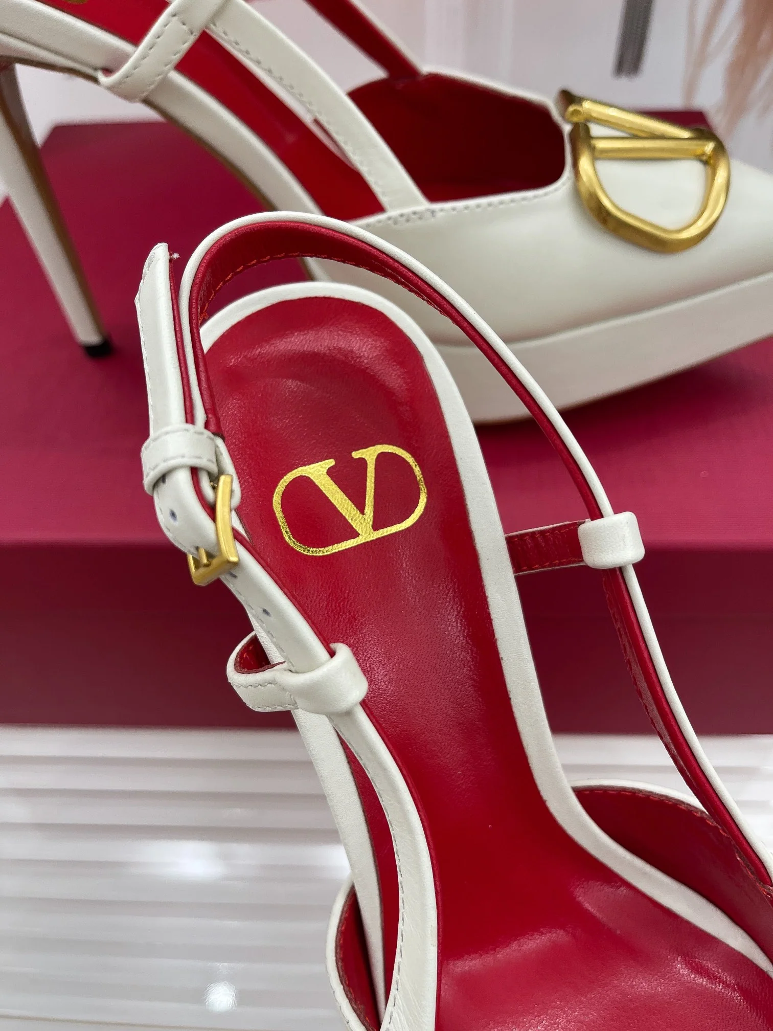 Новинка сезона весна/лето 2023 от Valentino - Босоножки на высоком каблуке с V-образным вырезом - 11 см - Белые