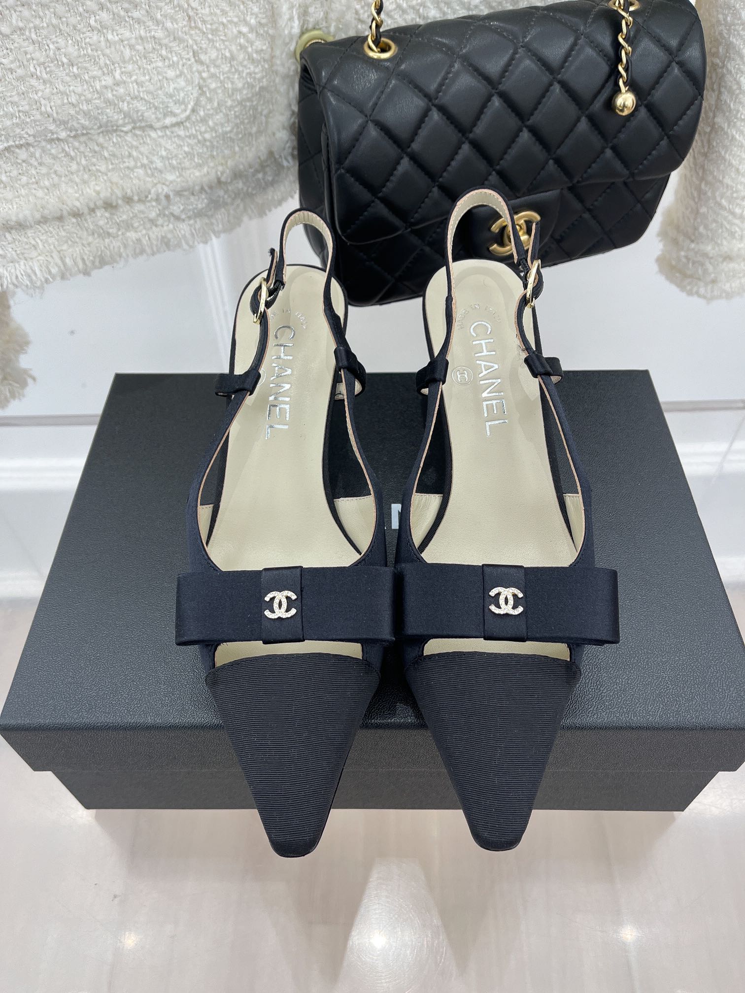 Новинка сезона весна/лето 2023 от Chanel - винтажные босоножки на высоком каблуке с бантом - 5 см - черные