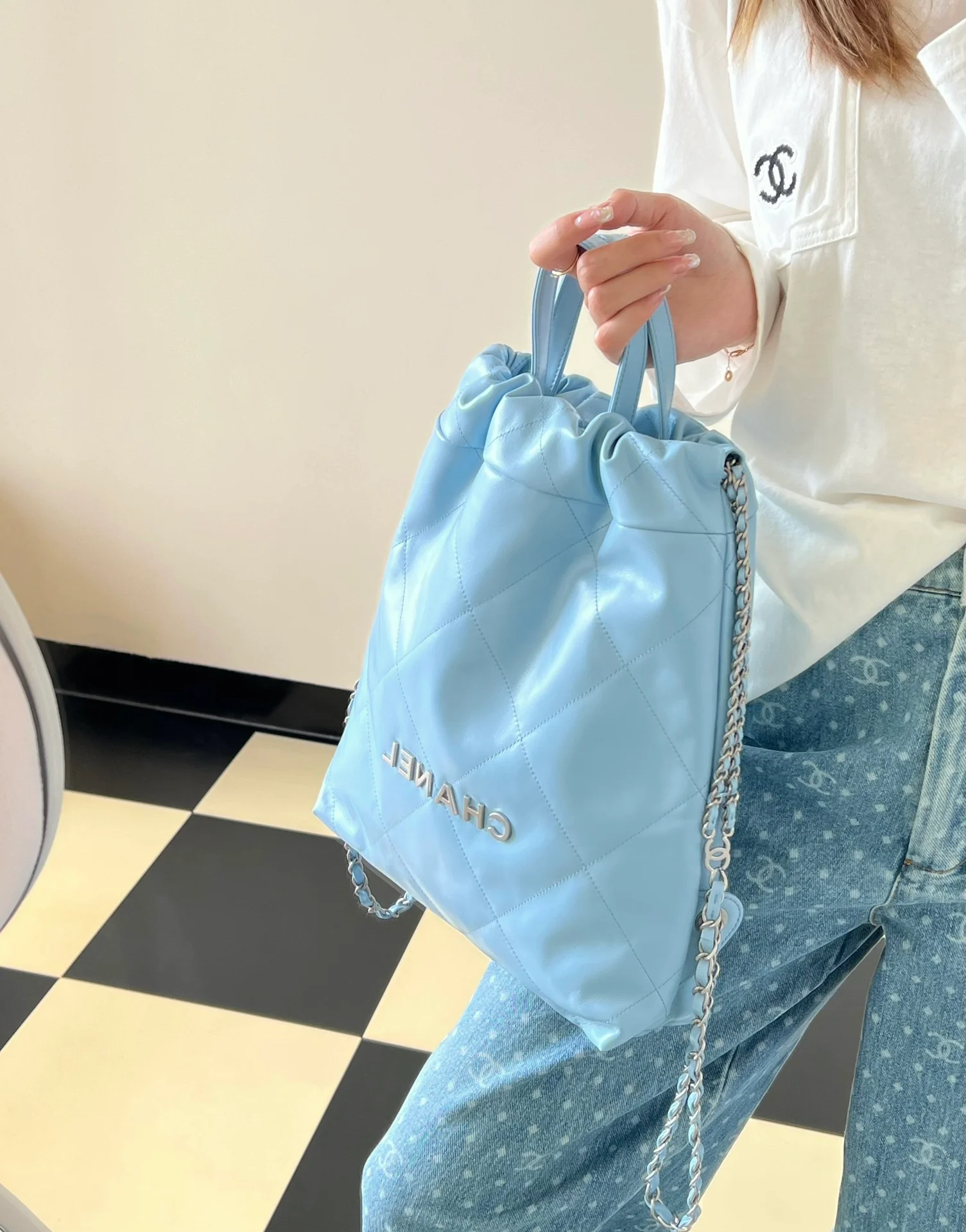 Рюкзак Chanel из телячьей кожи, светло-голубой, с золотой фурнитурой.