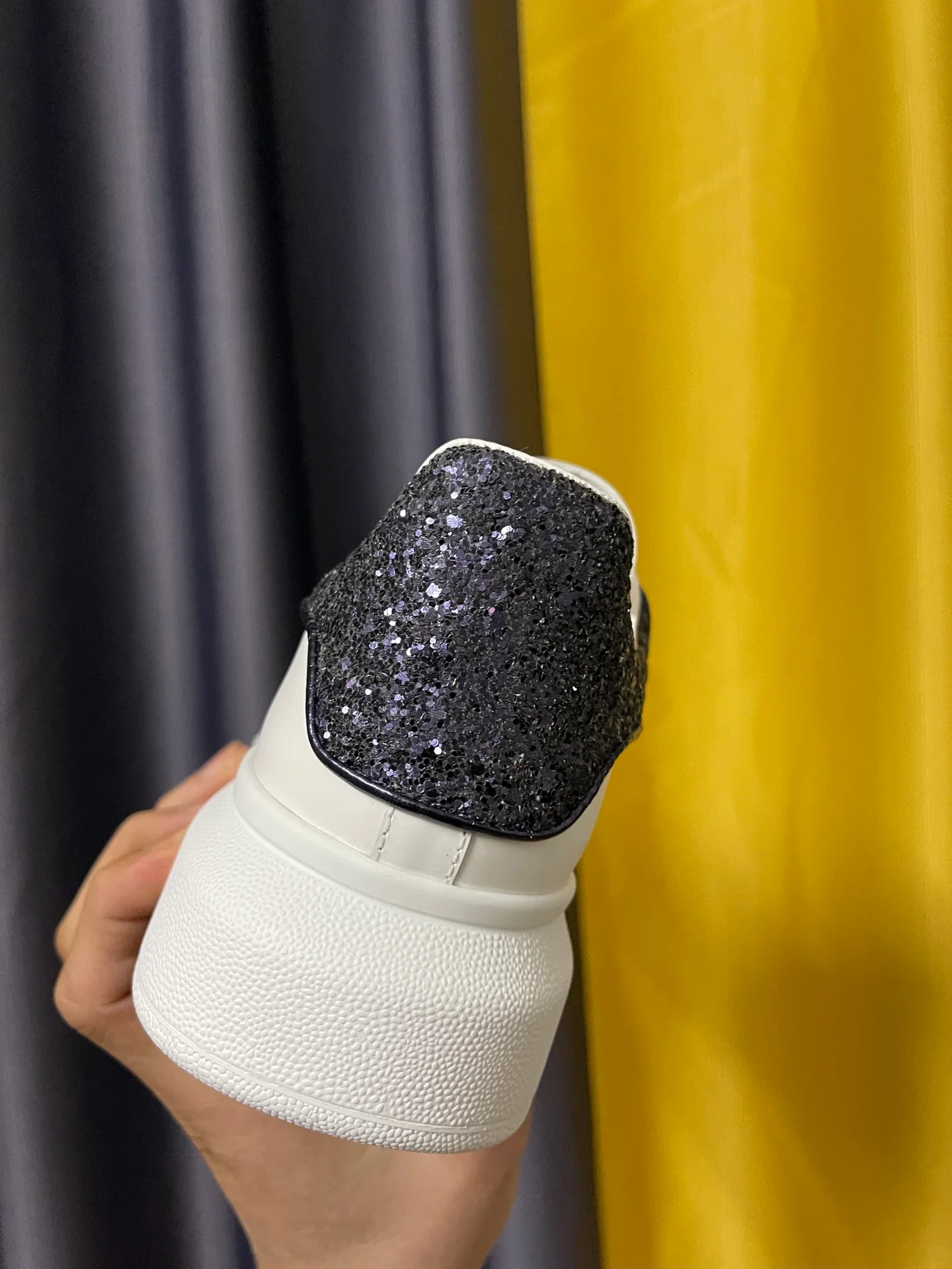 McQueen - Классические белые кроссовки - Черный каблук