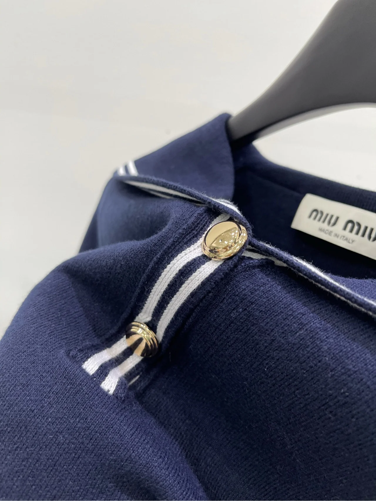 Miu Miu-2404 Футболка с коротким рукавом и воротником, темно-синяя с белой отделкой