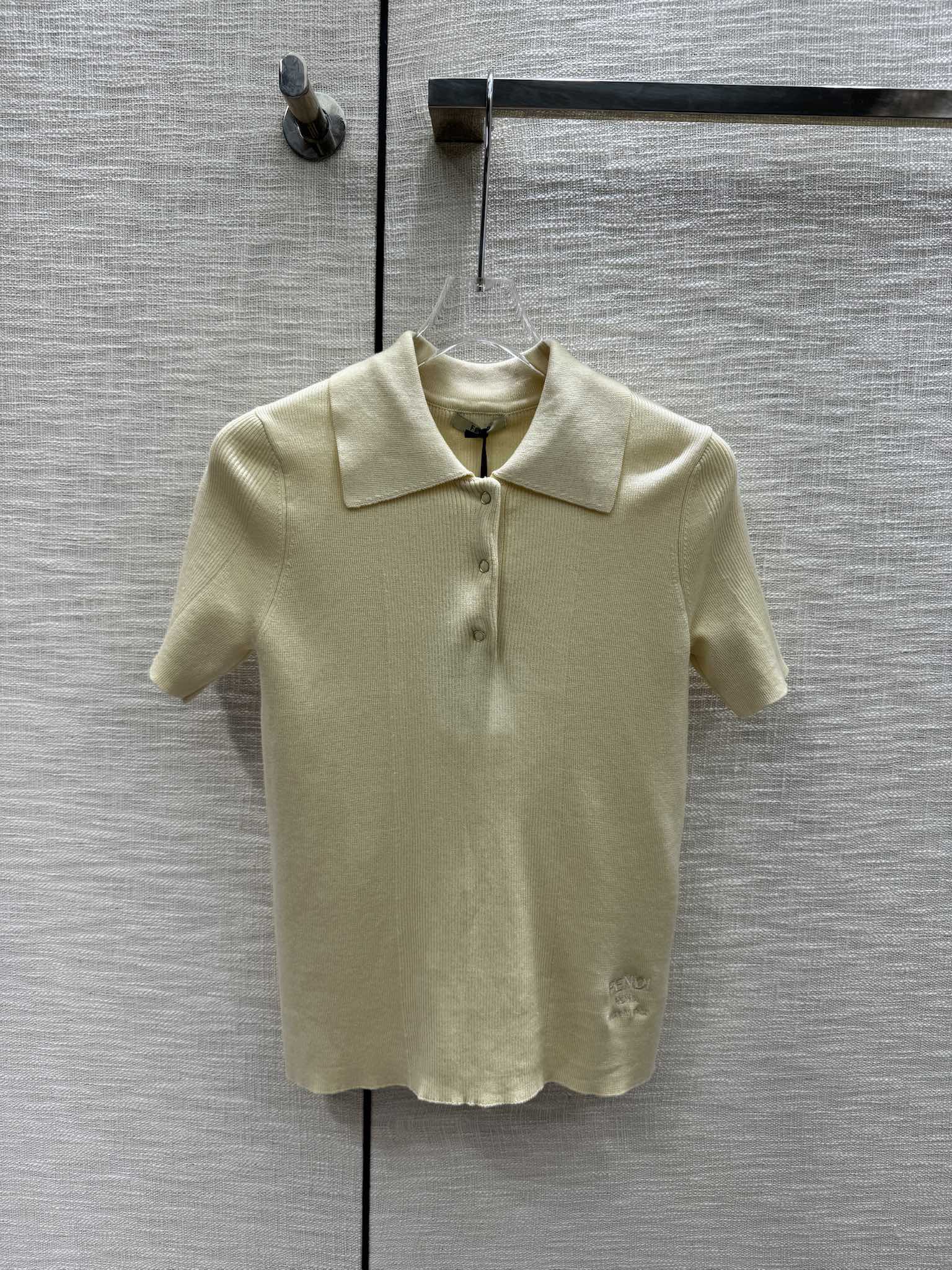 Fendi - 2403-24 Новая коллекция ?Ранняя весна?: минималистичная футболка-поло с коротким рукавом и воротником-поло - желтая