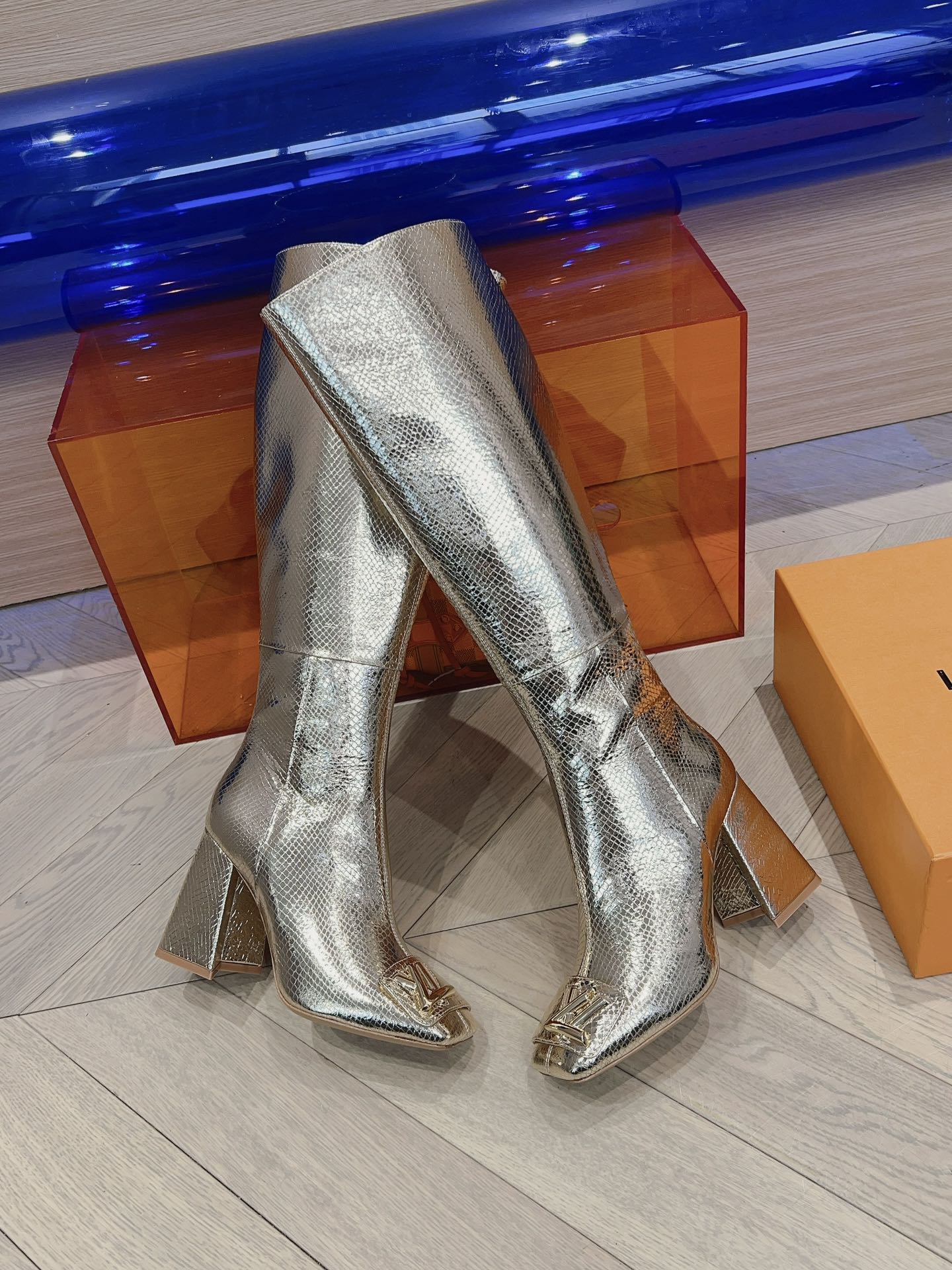 Последние новинки от LV из бутиков сезона осень/зима 2023 — Ботинки с подиума — Массивные ботинки на высоком каблуке — Золотистые