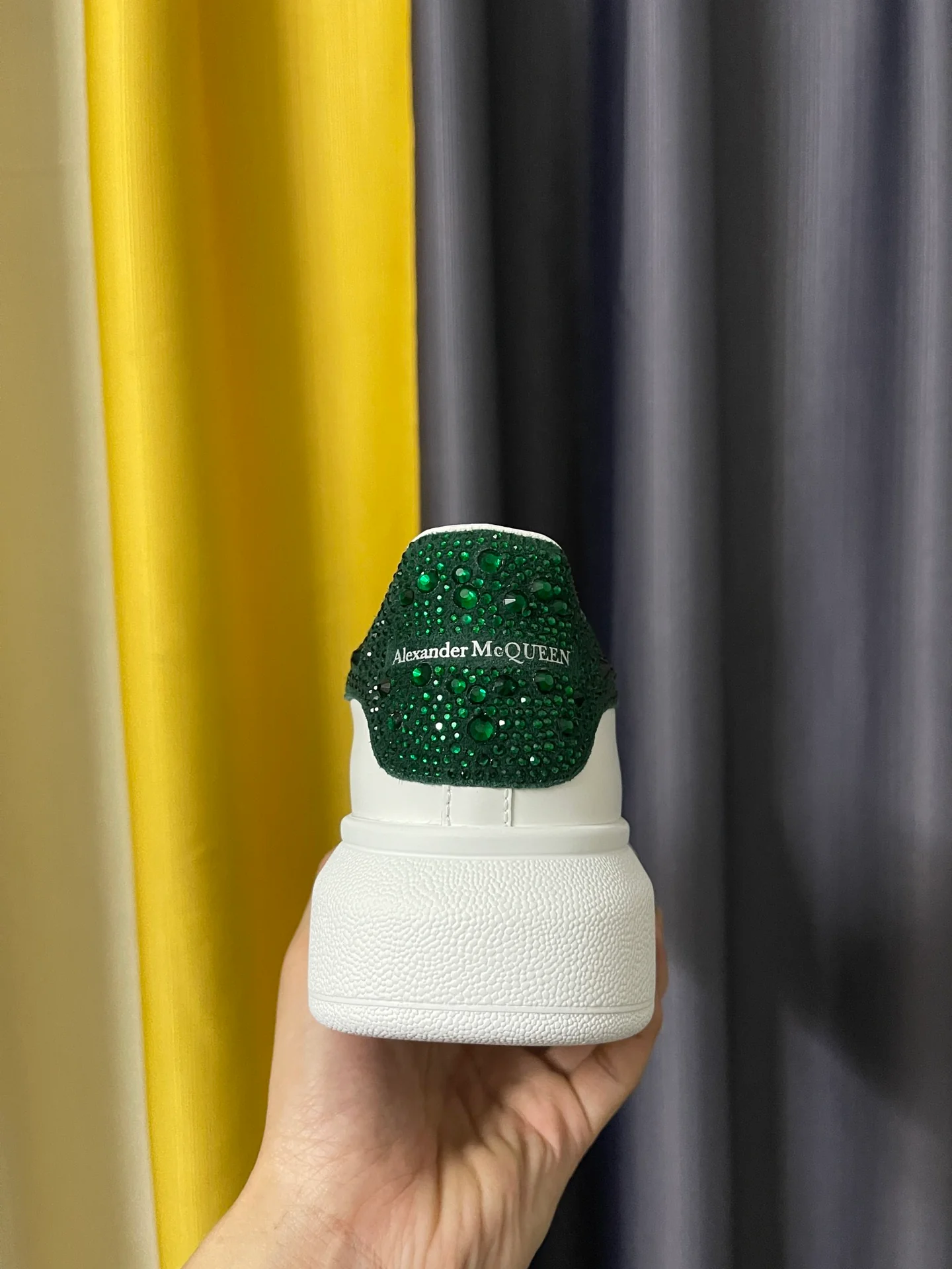 Классические белые кроссовки McQueen - унисекс - темно-зеленый каблук с ромбовидным рисунком