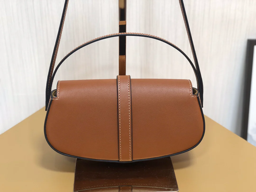 Мини-клатч Celine Tabou с плечевым ремешком в форме замка — коричневый — из гладкой коровьей кожи.