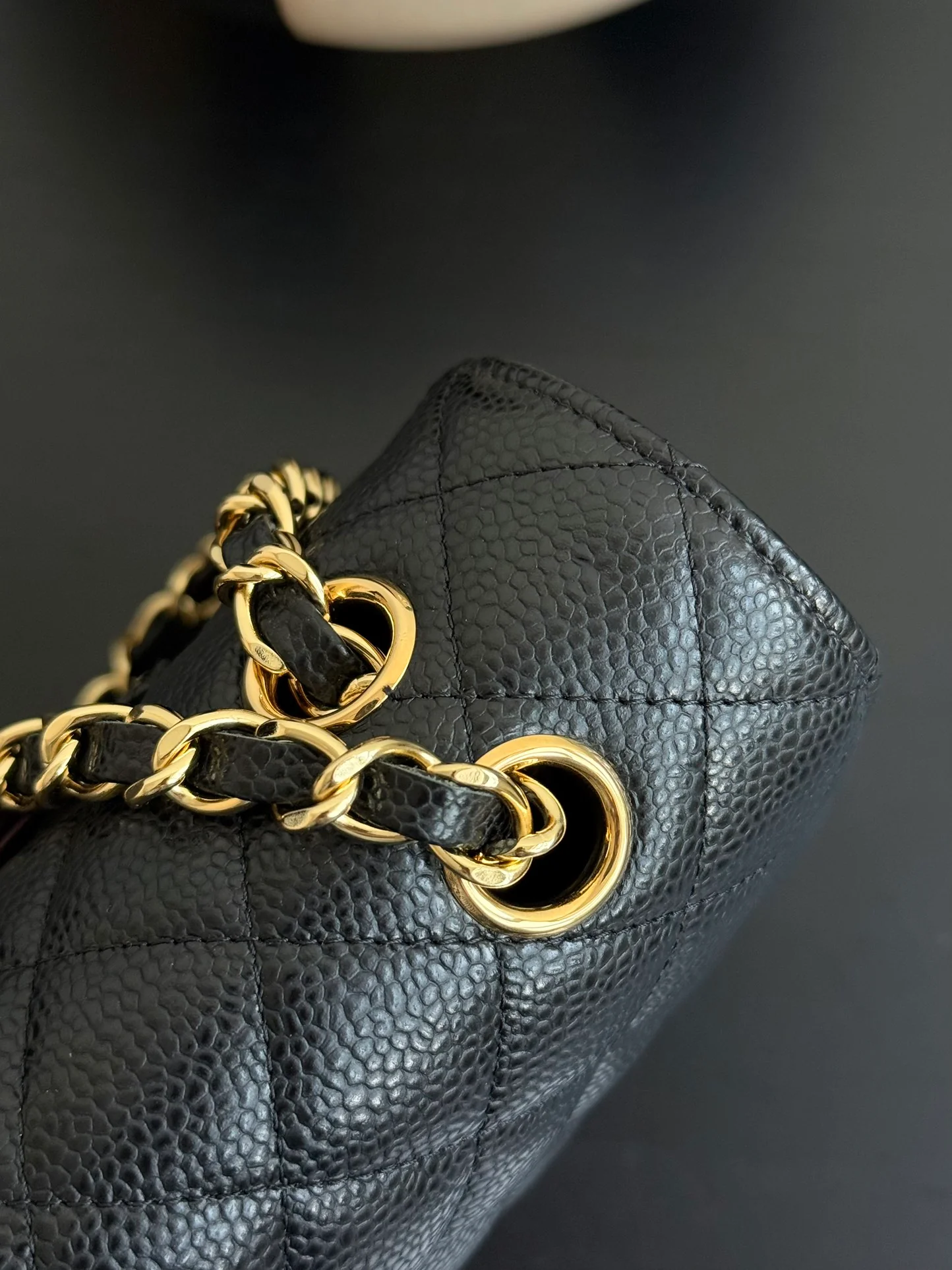 Сумка Chanel CF25 из зернистой кожи с золотой фурнитурой и цепочкой — черная.