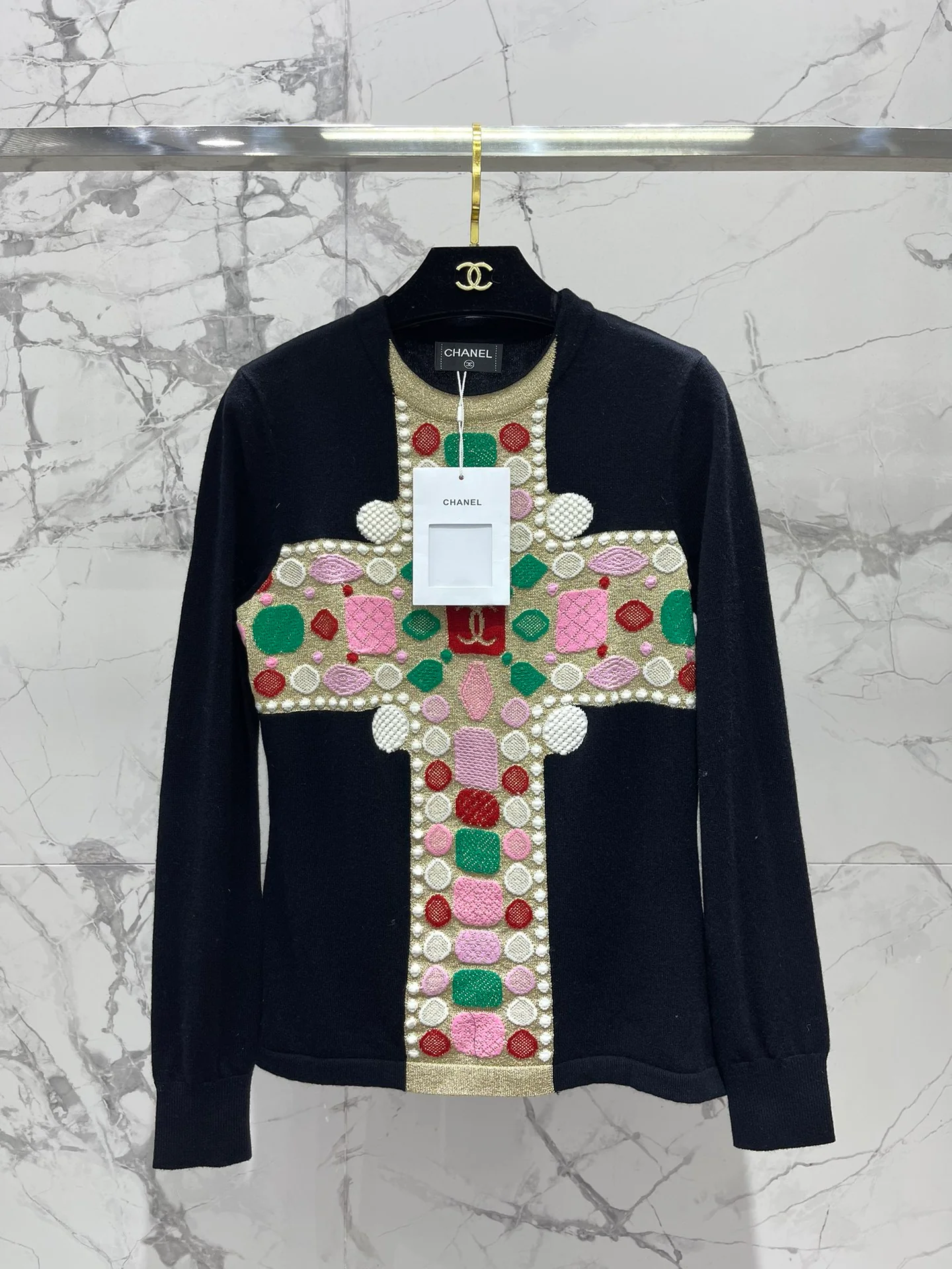 Chanel 2403 - Черный свитер с узором из разноцветных драгоценных камней