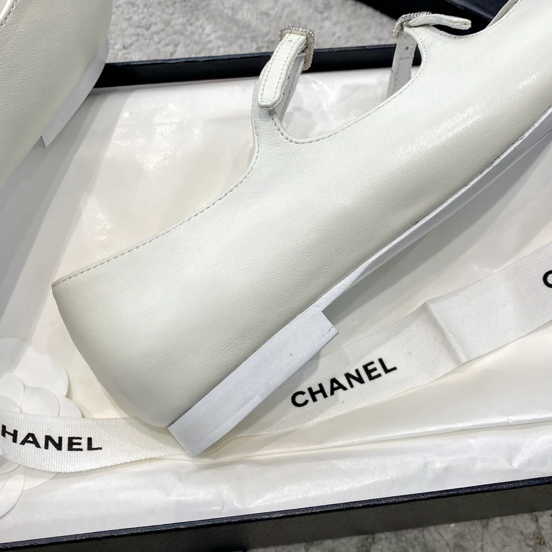 Новинка сезона весна/лето 2023 от Chanel - туфли Мэри Джейн с двойной пряжкой - белые.