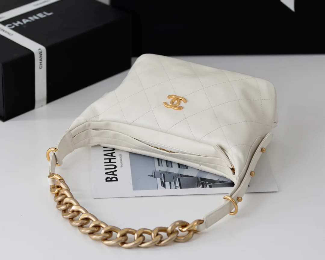 Новая модель Chanel 2022 года - массивная сумка-худи на цепочке - белая