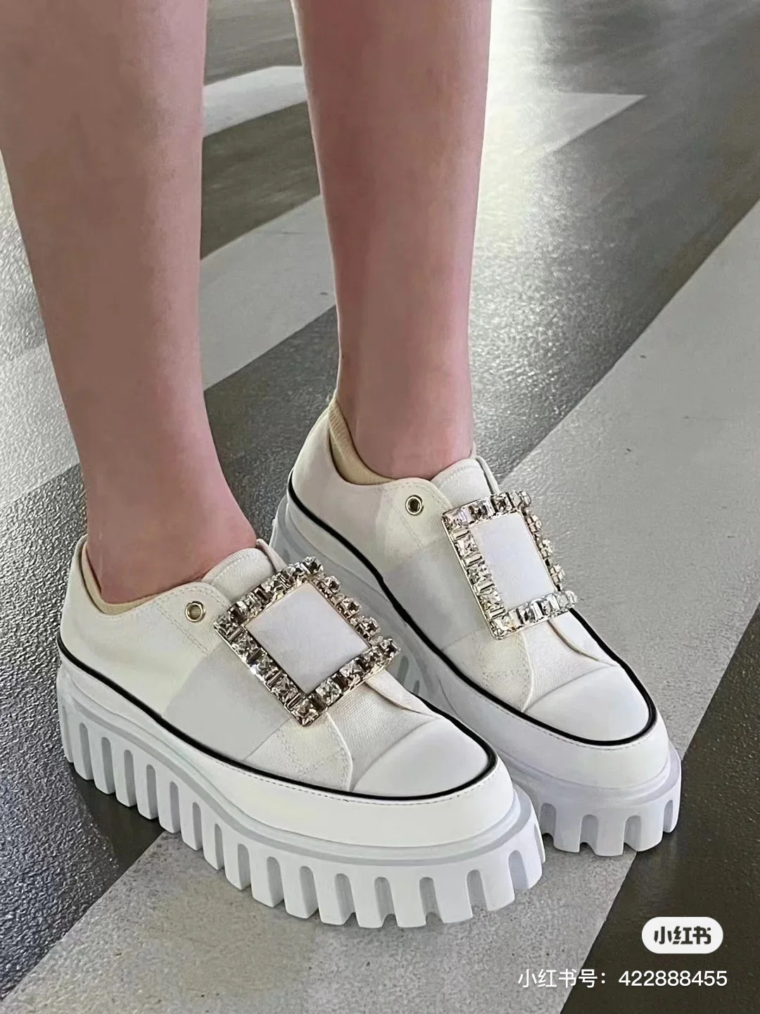 Обувь RV Shoes - Новинка начала осени 2023 года - Кед цвета бисквит с пряжкой и стразами из парусины - Белый