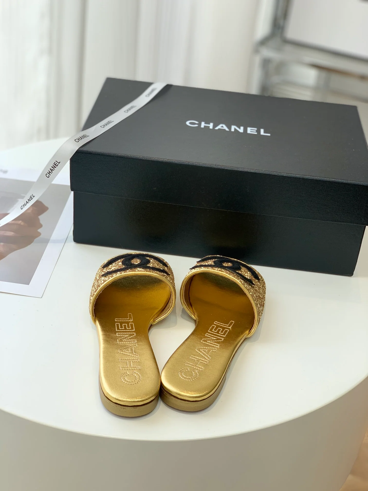 Новинка 2023 года от Chanel - Тапочки из овечьей кожи - Золотистые