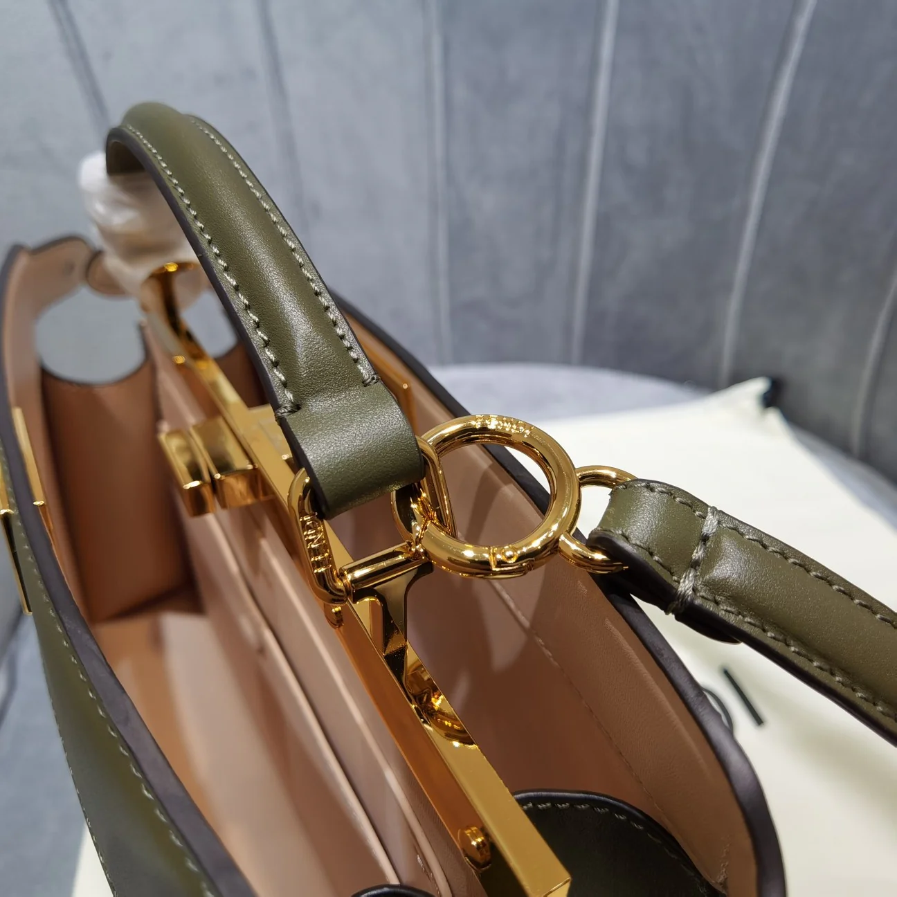 Маленькая зеленая кожаная сумка Fendi Peekaboo i-seey - 1