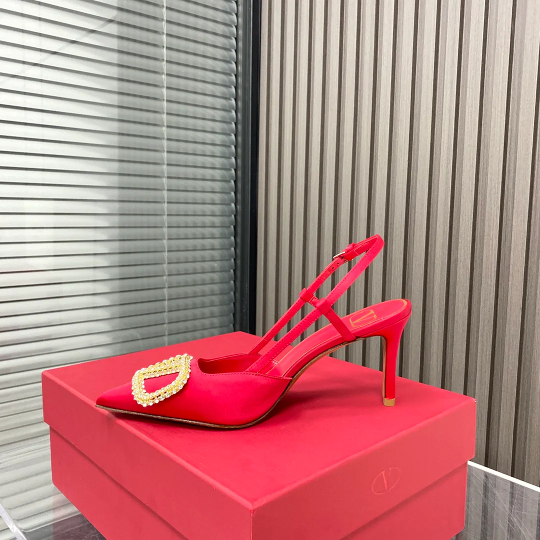 Valentino - Сандалии и туфли на каблуке с V-образной пряжкой