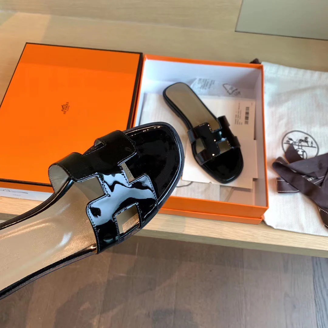 Классические домашние тапочки Hermes с буквой H — лакированная кожа, черные.