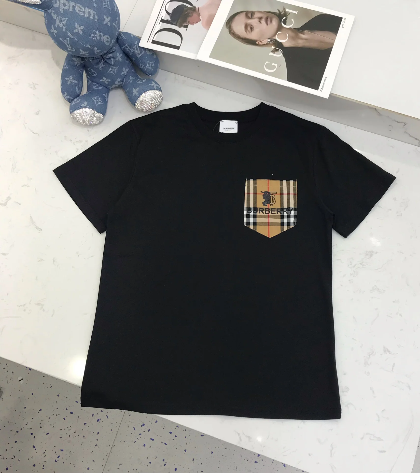 Футболка Burberry 2403 с клетчатым карманом, круглым вырезом и короткими рукавами, в стиле конного спорта - черно-белая.