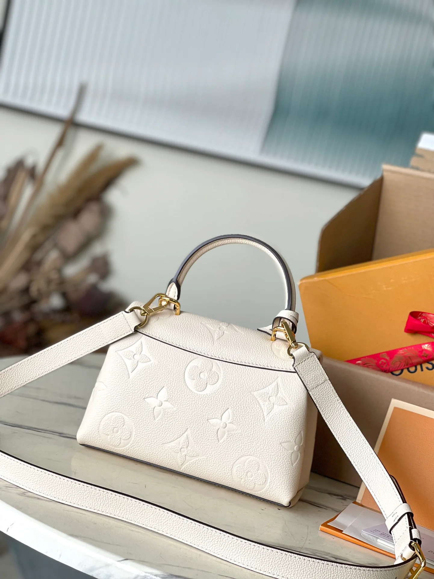 m46008-LV-madeleine-bb-handbag/crossbody bag-white