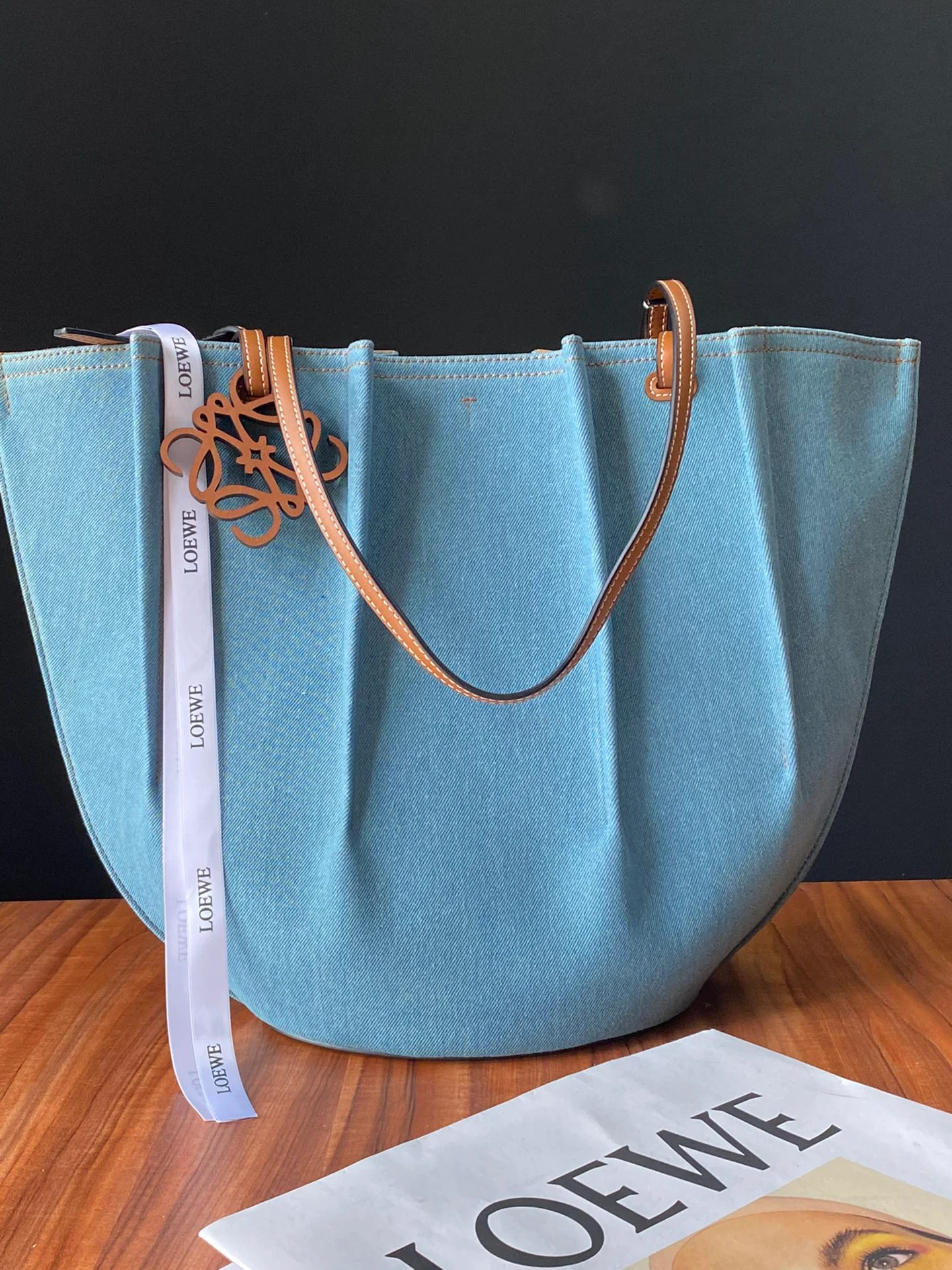 Сумка Loewe Shell Tote серии Large.