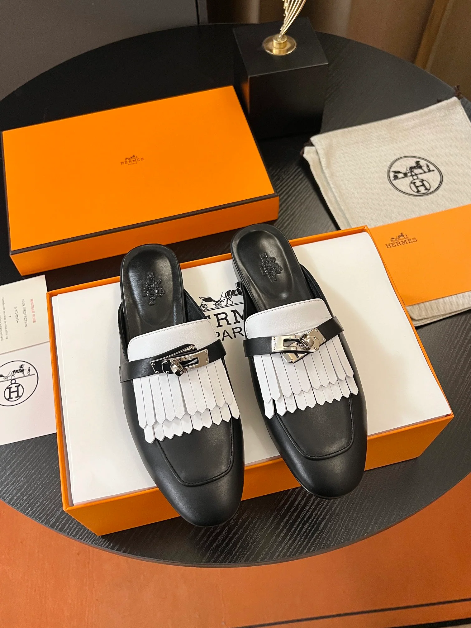 Мюли Hermes Kelly Slip-on 2024 года - черные