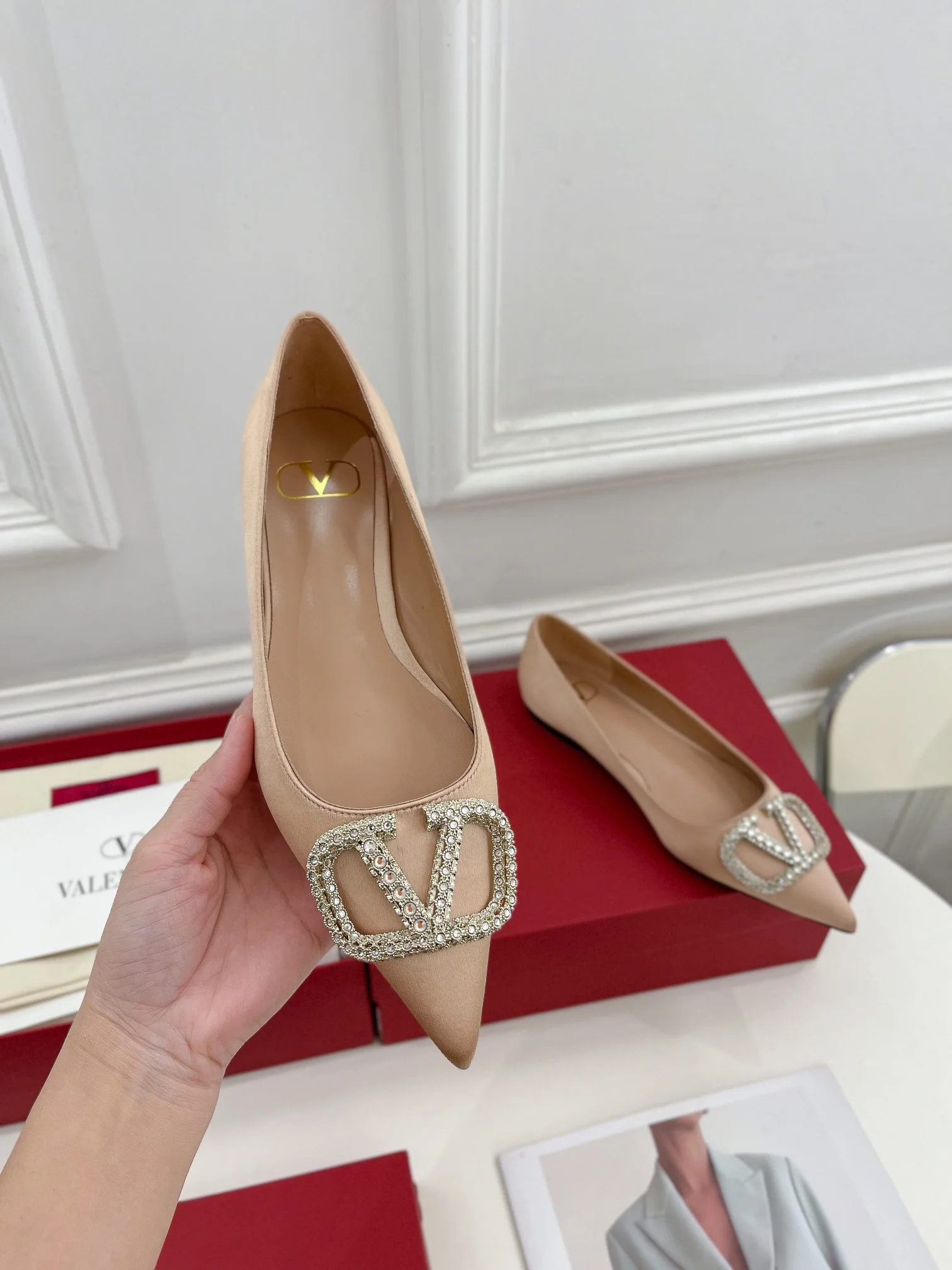 Новинка лета 2023 от Valentino - Коллекция Roman Stud - Балетки с пряжкой и стразами - Телесный цвет