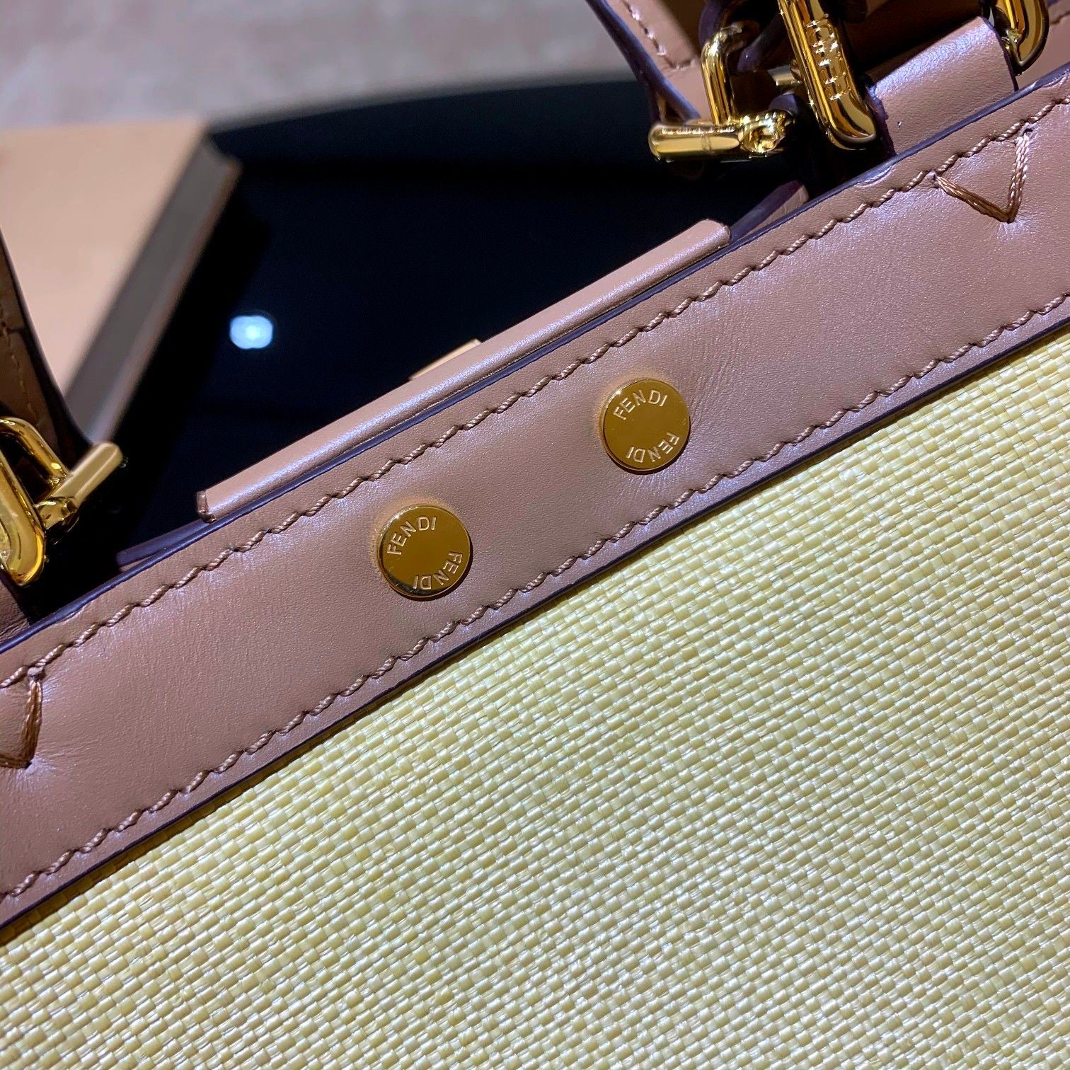 Сумка-тоут Fendi Peekaboo с кожаной ручкой