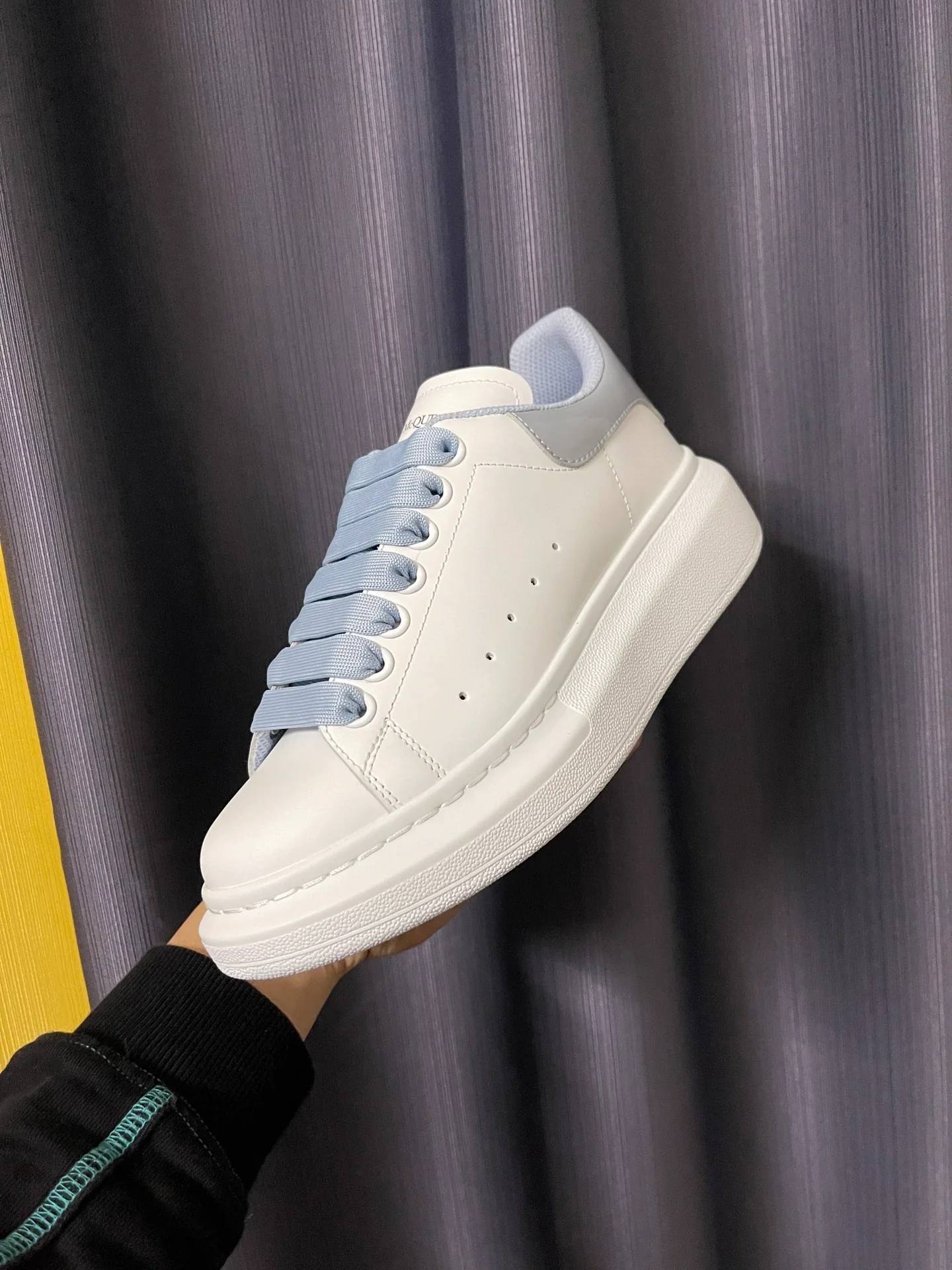 Классические белые кроссовки McQueen - унисекс - на каблуке из синей лакированной кожи - 1