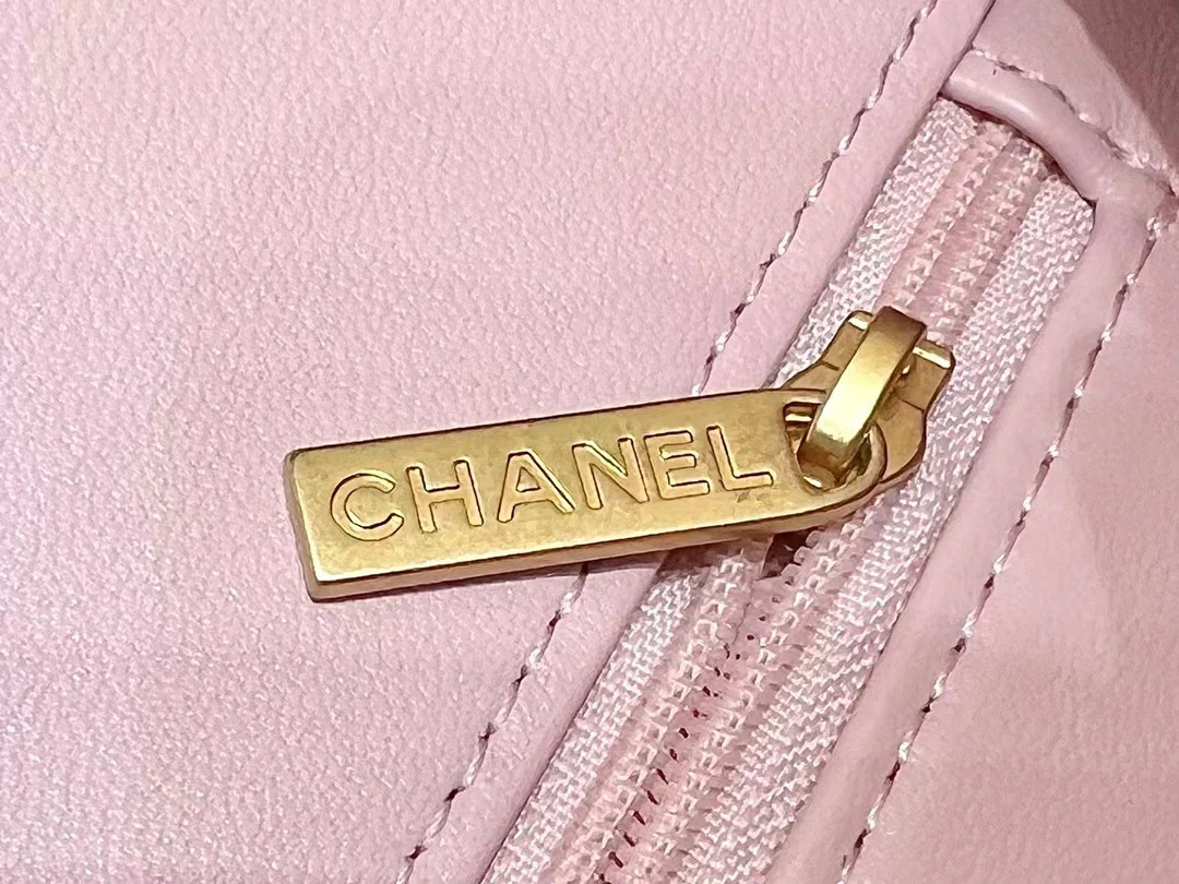 Новинка сезона осень/зима 2022 от Chanel - Сумка CF с подвеской в ??виде сердца на цепочке - Лимитированная серия - Розовая