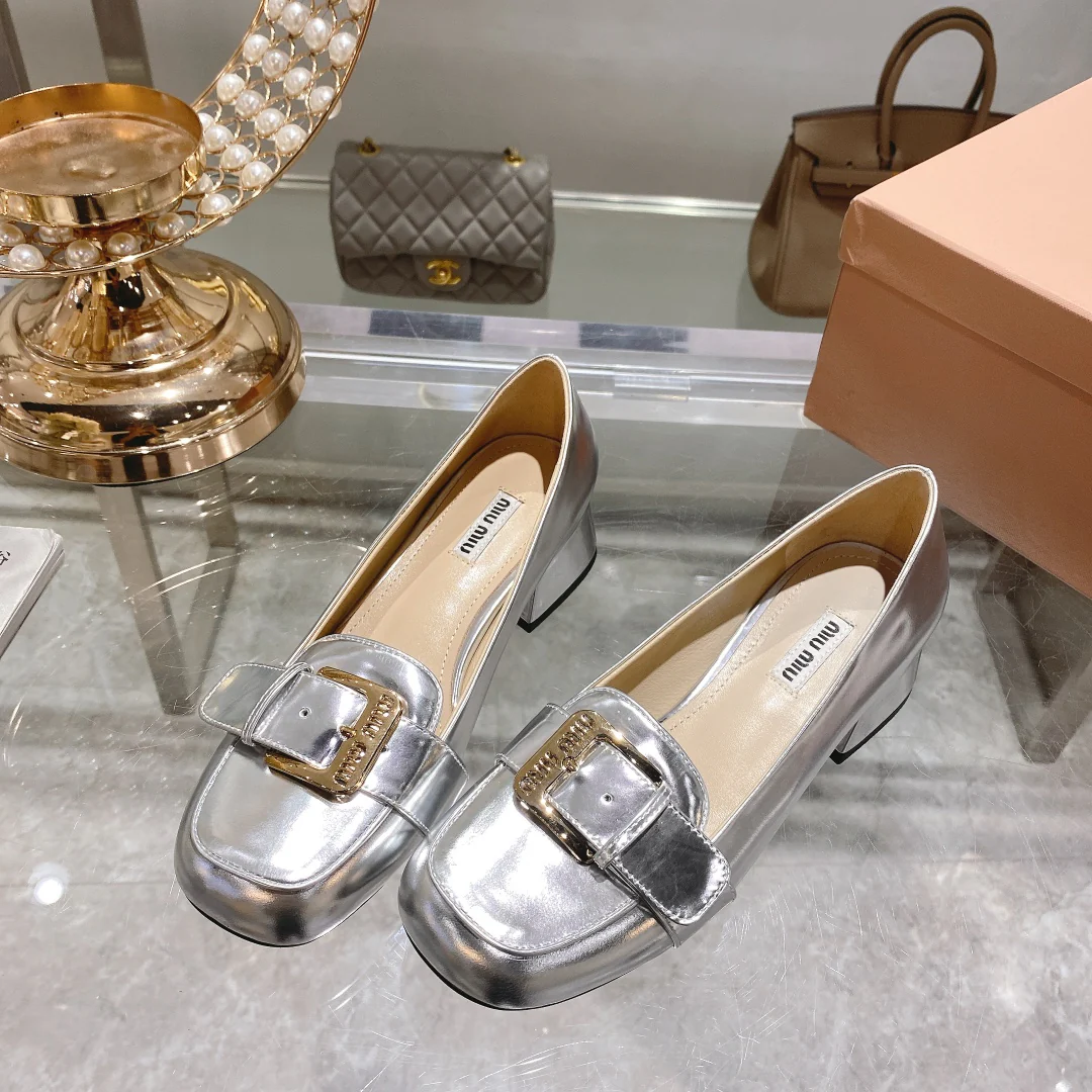 Новинка сезона осень/зима 2022 от Miu Miu - Туфли на низком каблуке с квадратным носком - Серебристые