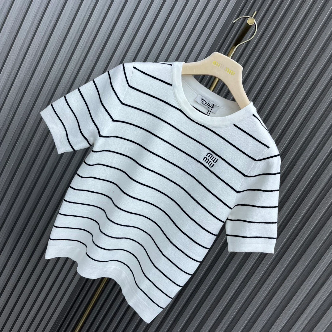 Miu Miu - 2404-24 Новинка: Футболка с круглым вырезом, полосатая, с коротким рукавом - белая