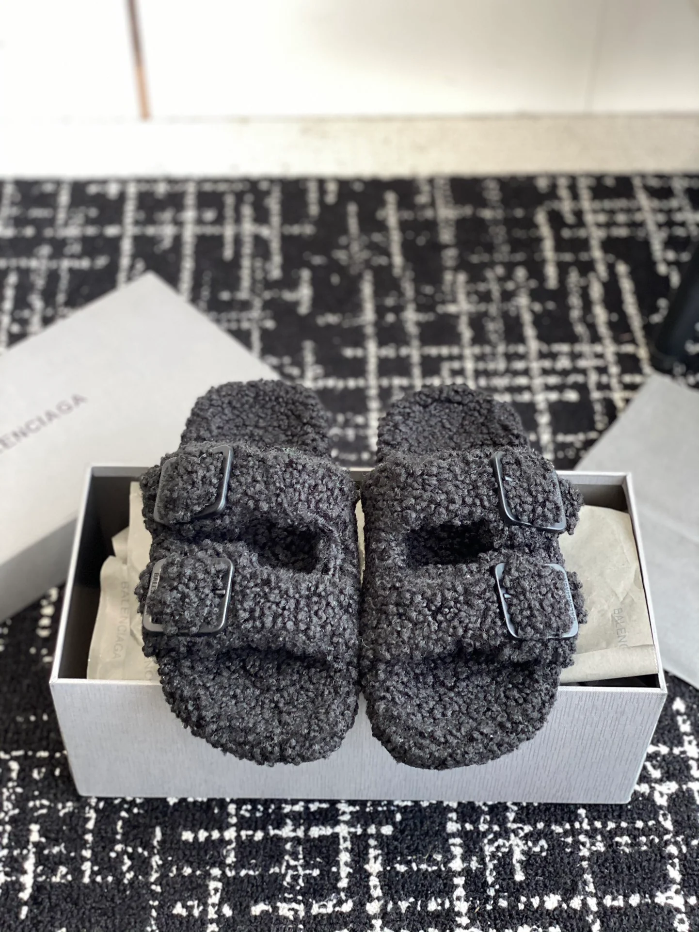 Новинка сезона осень/зима 2023 от Balenciaga - Меховые тапочки - Черные с пряжкой
