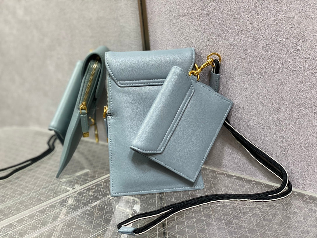 Сумка-чехол для телефона/кошелек Dior Saddle Bag/Phone Case/Coin Purchaser в нежно-голубом цвете.