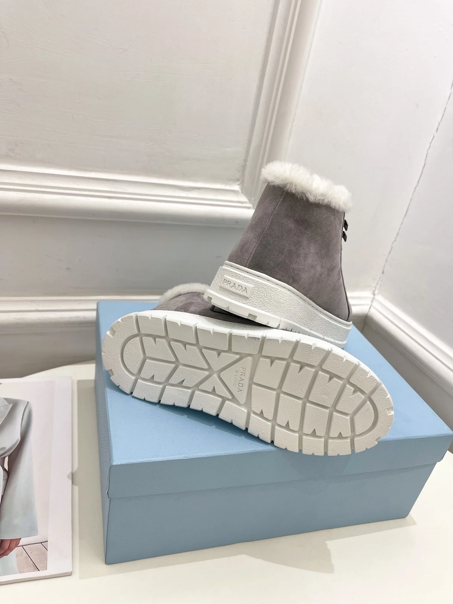 Prada в стиле подиума - Повседневные высокие шерстяные ботильоны - Серые