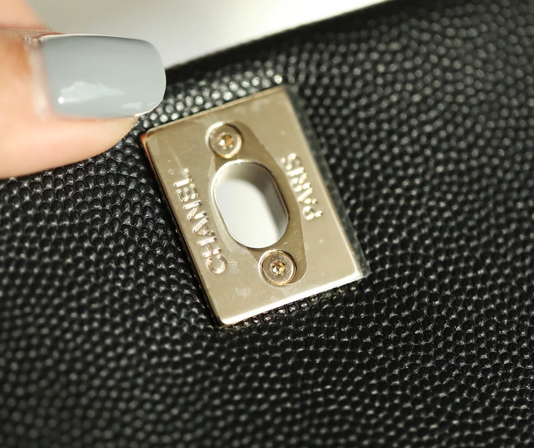 Мини-сумка Chanel Coco Handle — черная зернистая телячья кожа с бордовым ремешком на запястье — пряжка из светлого золота.